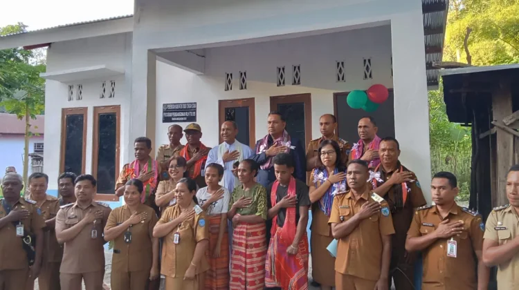 Bupati TTU Serahkan Rumah Layak Huni untuk Keluarga Evilina
