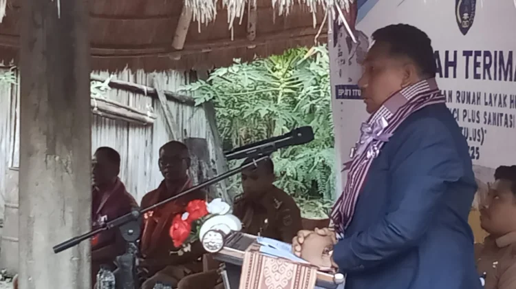 Bupati TTU Serahkan Rumah Layak Huni untuk Keluarga Evilina