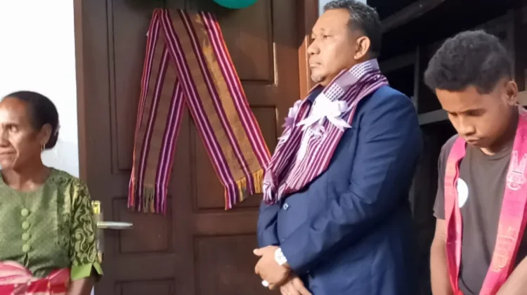Bupati TTU Serahkan Rumah Layak Huni untuk Keluarga Evilina