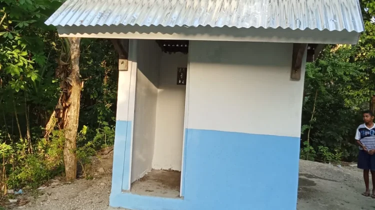 Bupati TTU Serahkan Rumah Layak Huni untuk Keluarga Evilina