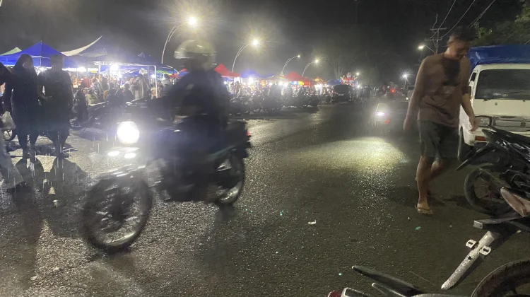 Pengunjung Pasar Malam UMKM Atambua Menurun akibat Cuaca Gerimis