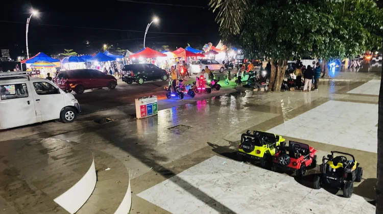 Pengunjung Pasar Malam UMKM Atambua Menurun akibat Cuaca Gerimis