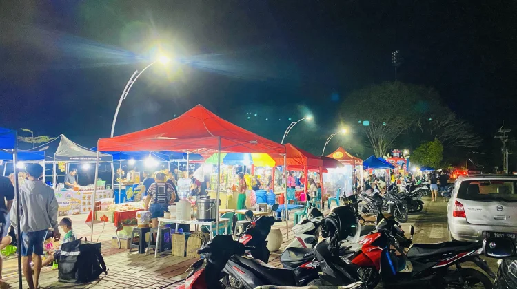 Pengunjung Pasar Malam UMKM Atambua Menurun akibat Cuaca Gerimis
