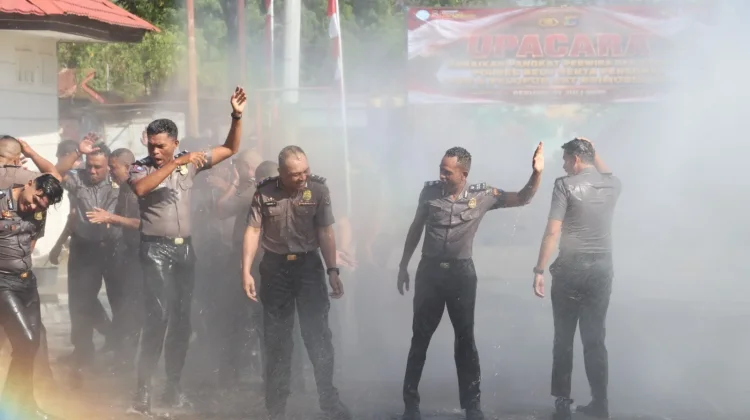 Personil Polres Belu Rayakan Kenaikan Pangkat dengan Tradisi Meriah