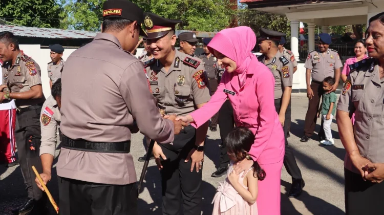 Personil Polres Belu Rayakan Kenaikan Pangkat dengan Tradisi Meriah