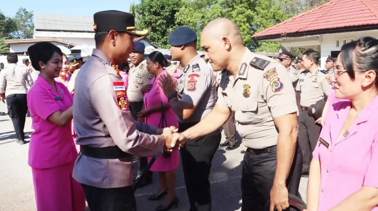 Personil Polres Belu Rayakan Kenaikan Pangkat dengan Tradisi Meriah
