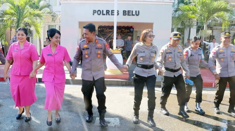 Personil Polres Belu Rayakan Kenaikan Pangkat dengan Tradisi Meriah