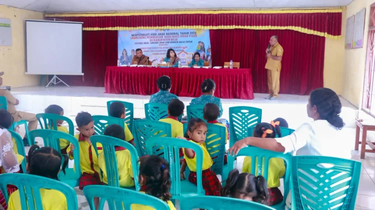 Bunda Paud menyerahkan Susu Gratis Kepada Anak Paud