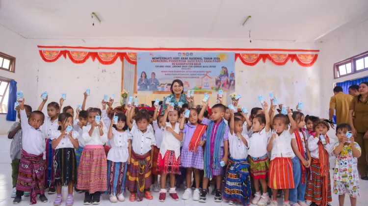 Bunda Paud menyerahkan Susu Gratis Kepada Anak Paud