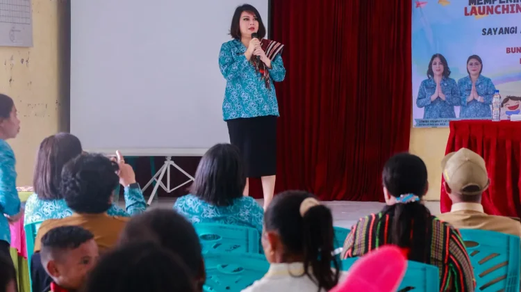 Bunda Paud menyerahkan Susu Gratis Kepada Anak Paud