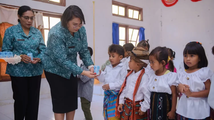 Bunda Paud menyerahkan Susu Gratis Kepada Anak Paud