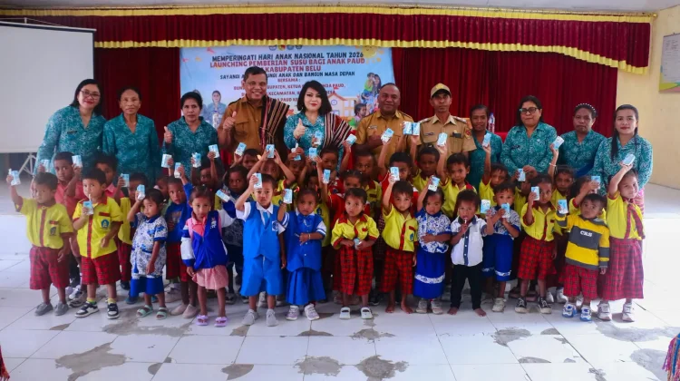 Bunda Paud menyerahkan Susu Gratis Kepada Anak Paud