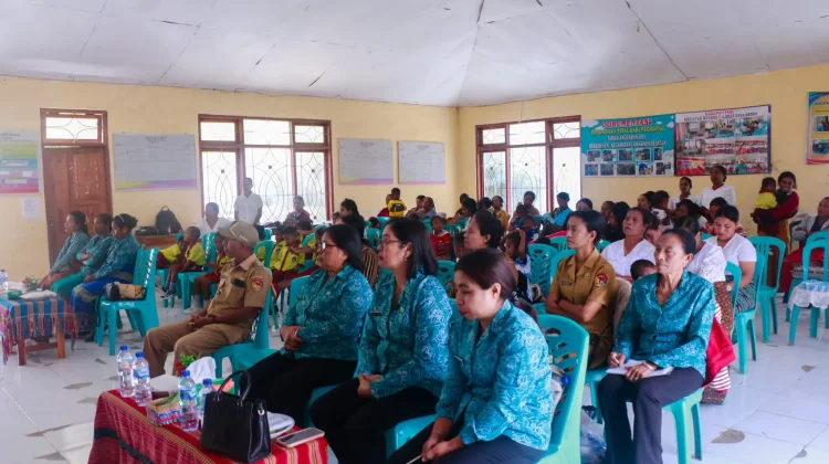 Bunda Paud menyerahkan Susu Gratis Kepada Anak Paud