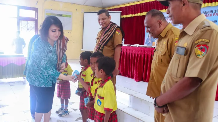 Bunda Paud menyerahkan Susu Gratis Kepada Anak Paud