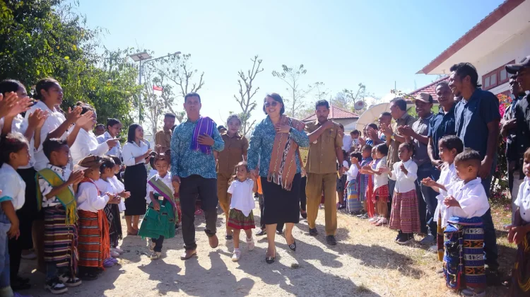 Bunda Paud menyerahkan Susu Gratis Kepada Anak Paud