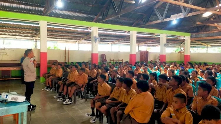 Bhabinkamtbmas Naitium Polres Belu Sosialisasi Bahaya Bullying di Sekolah