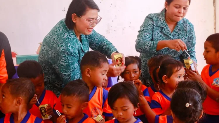 Ketua Pokja Bunda PAUD Belu Menyerahkan Bantuan susu untuk Anak PAUD