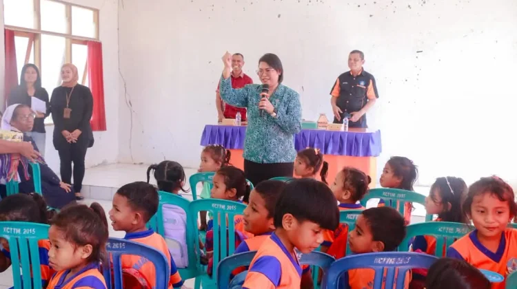 Ketua Pokja Bunda PAUD Belu Menyerahkan Bantuan susu untuk Anak PAUD