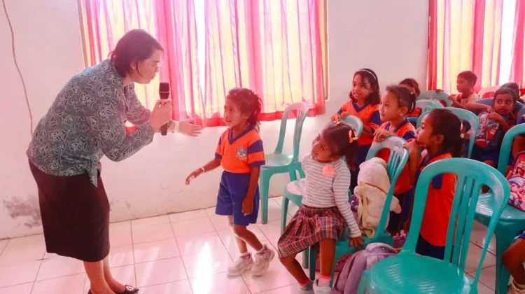 Ketua Pokja Bunda PAUD Belu Menyerahkan Bantuan susu untuk Anak PAUD