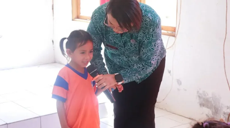 Ketua Pokja Bunda PAUD Belu Menyerahkan Bantuan susu untuk Anak PAUD