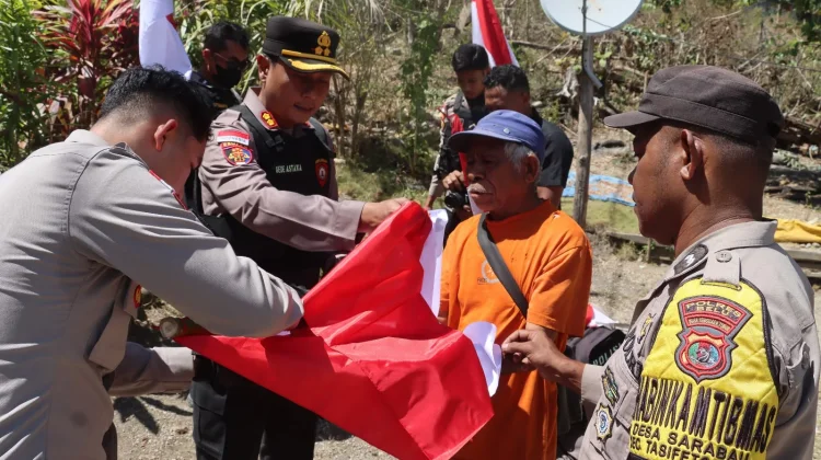 Kapolres Belu Patroli Perbatasan Ajak Warga Kibarkan Merah Putih