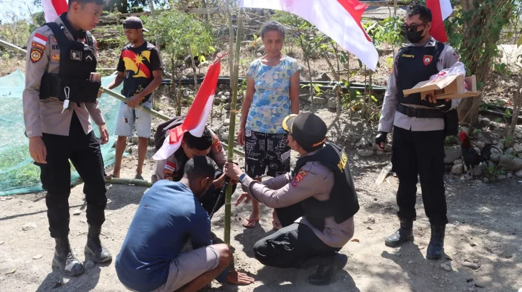 Kapolres Belu Patroli Perbatasan Ajak Warga Kibarkan Merah Putih