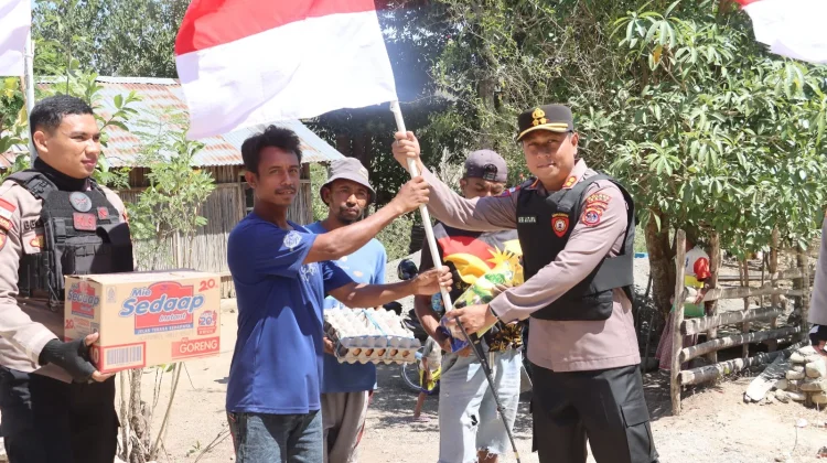 Kapolres Belu Patroli Perbatasan Ajak Warga Kibarkan Merah Putih