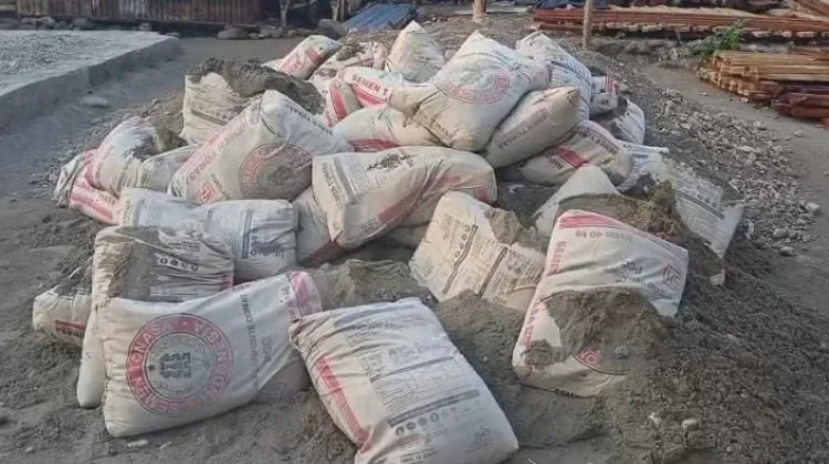 Wabup Malaka Serahkan Bantuan Material Rehab Rumah Korban Kebakaran Numponi