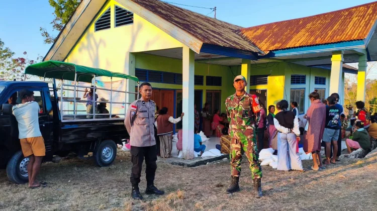 Sinergi TNI-Polri Kawal Penyaluran Bantuan Beras di Desa Nanaet
