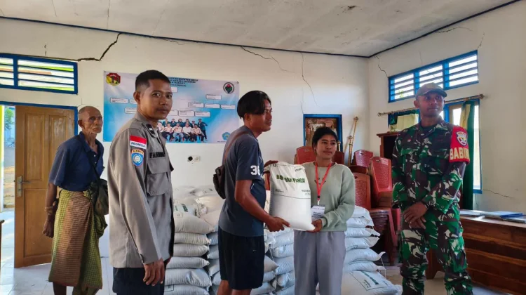Sinergi TNI-Polri Kawal Penyaluran Bantuan Beras di Desa Nanaet