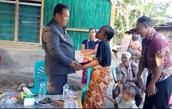 Wabup Malaka Serahkan Bantuan Material Rehab Rumah Korban Kebakaran Numponi