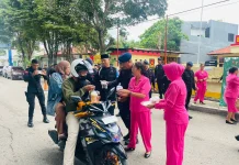 Wujud Kepedulian di Bulan Ramadan, Brimob Atambua dan Bhayangkari Bagikan Takjil