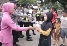 Kapolres Belu Berbagi Takjil Ramadhan