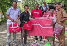 Warga Terdampak Longsor Kereana Terima Bantuan Darurat