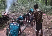 TNI dan Warga Motamasin Gotong Royong Perbaiki Pipa