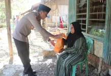 Kapolres Belu Bagikan Kurban dan Beras ke Warga