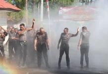 Personil Polres Belu Rayakan Kenaikan Pangkat dengan Tradisi Meriah