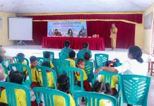 Bunda Paud menyerahkan Susu Gratis Kepada Anak Paud