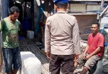 Personel Polairud Polres Belu Imbau Pentingnya Bawa Alat Keselamatan saat Melaut