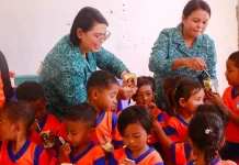 Ketua Pokja Bunda PAUD Belu Menyerahkan Bantuan susu untuk Anak PAUD