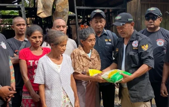 Korban Kebakaran Fatubenao, Haru Terima Bantuan SOBAT Belu