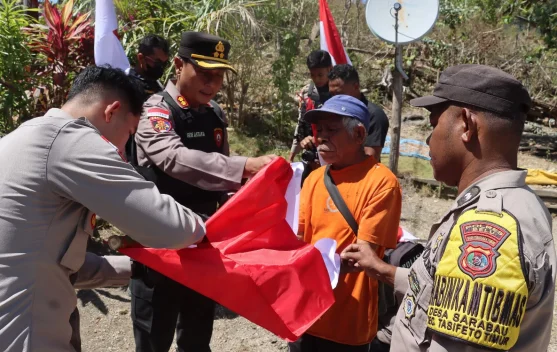 Kapolres Belu Patroli Perbatasan Ajak Warga Kibarkan Merah Putih