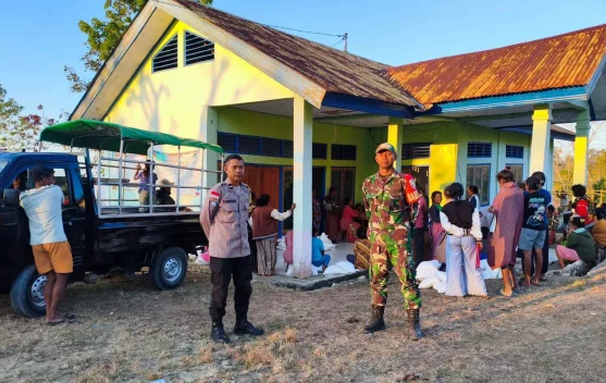 Sinergi TNI-Polri Kawal Penyaluran Bantuan Beras di Desa Nanaet