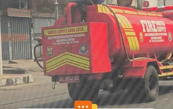 Damkar Siram Debu Vulkanik di Jalanan Bandar Lampung
