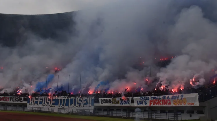Jelang Persib Kontra Persija, Ribuan Bobotoh Bakar Semangat Tim di GBLA