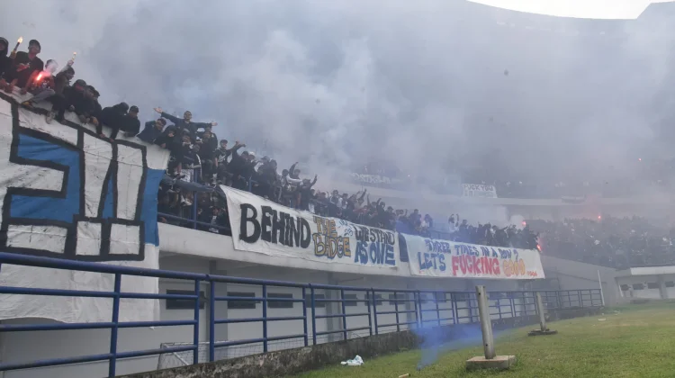 Jelang Persib Kontra Persija, Ribuan Bobotoh Bakar Semangat Tim di GBLA