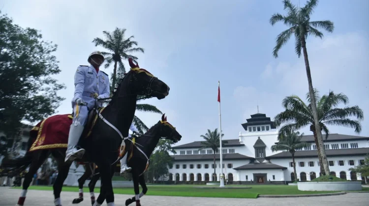 Parade Defile HUT RI 81 di Gedung Sate Bandung, Dari TNI-Polri Hingga Tukang Sapu Ikut!