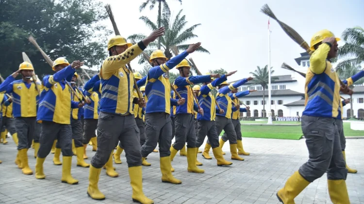 Parade Defile HUT RI 81 di Gedung Sate Bandung, Dari TNI-Polri Hingga Tukang Sapu Ikut!