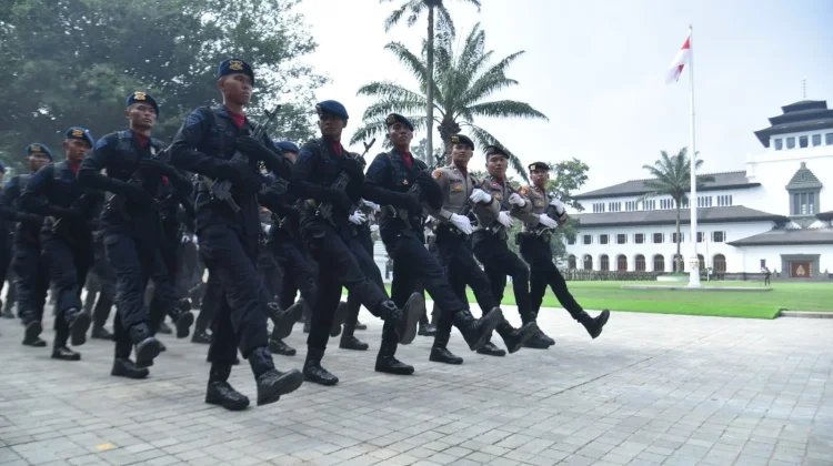 Parade Defile HUT RI 81 di Gedung Sate Bandung, Dari TNI-Polri Hingga Tukang Sapu Ikut!