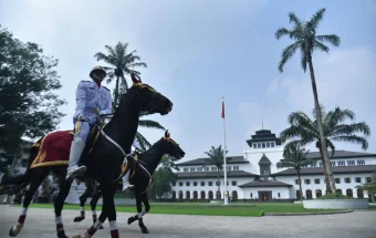 Parade Defile HUT RI 81 di Gedung Sate Bandung, Dari TNI-Polri Hingga Tukang Sapu Ikut!